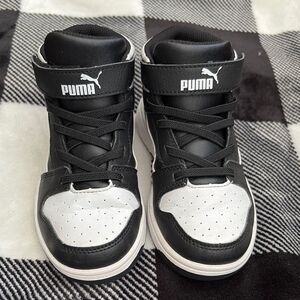 Puma Kids Black and White Sneakers Hightops Size 11 Gently used.